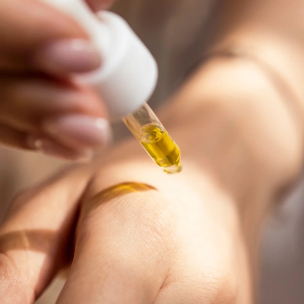 Осветляющая и выравнивающая тон сыворотка с витамином С / AGE CONTROL VITAMIN C SERUM BRIGHTENING AND SMOOTHING FACIAL SERUM / Gerard's купить